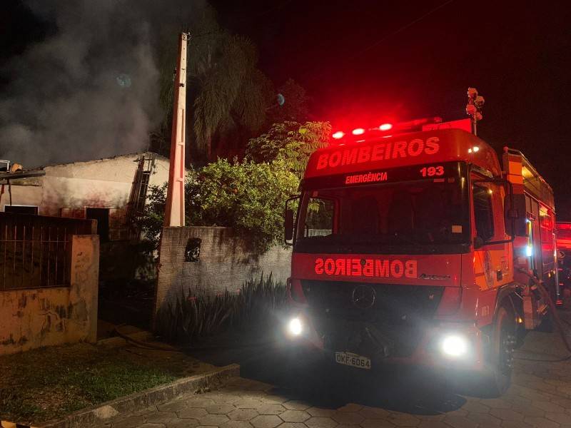 Incêndio destrói residência em Criciúma e deixa idosa gravemente ferida — foto 2