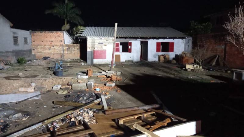 Incêndio em residência de Içara deixa imóvel parcialmente destruído — foto 1