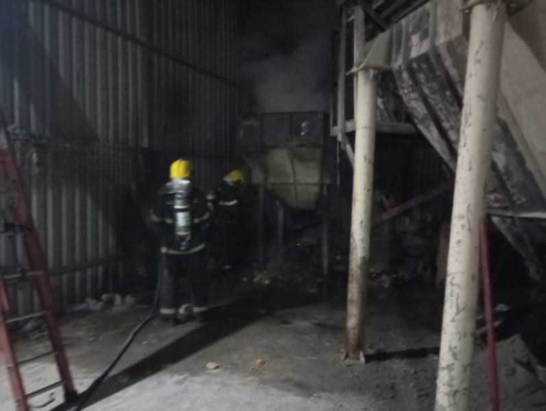 Incêndio destrói equipamentos de indústria de cerâmica em Meleiro — foto 1