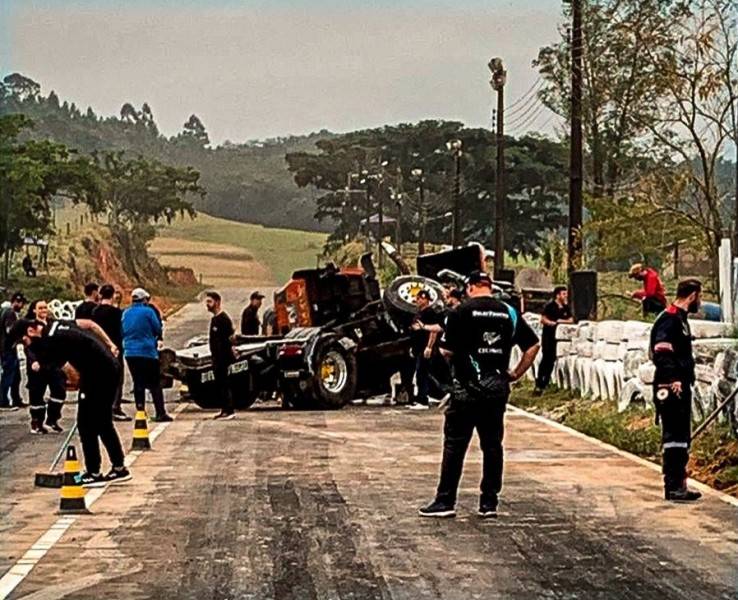 Piloto escapa ileso após sofrer acidente no Sul Brasileiro de Arrancada de Caminhões em Morro da Fumaça — foto 2
