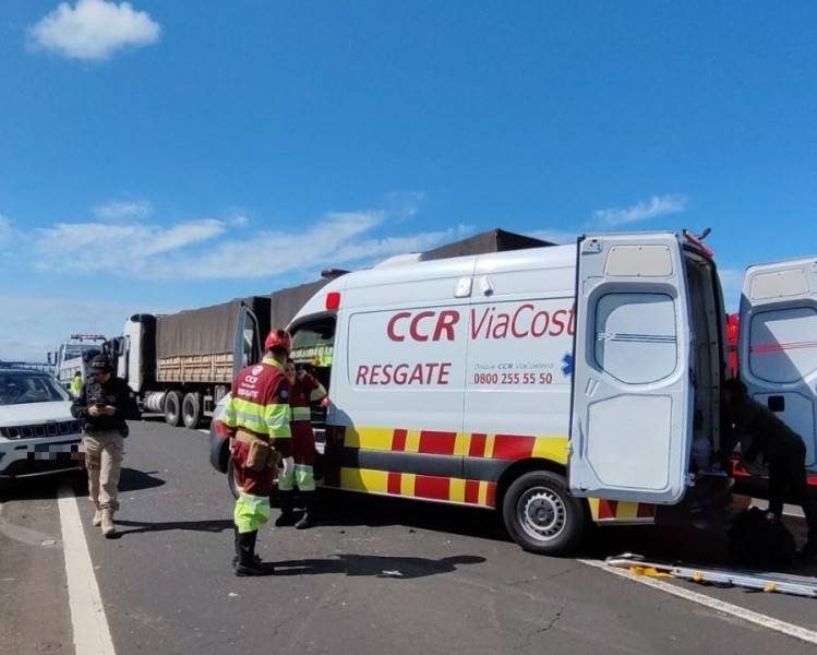 Araranguá: engavetamento deixa motorista gravemente ferido e provoca interdição da BR-101 — foto 1