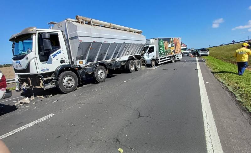 Araranguá: engavetamento deixa motorista gravemente ferido e provoca interdição da BR-101 — foto 2