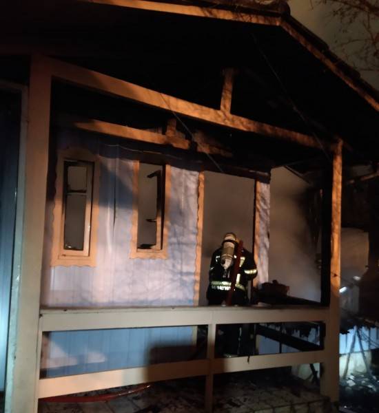 Residência de madeira é destruída por incêndio em Criciúma — foto 1