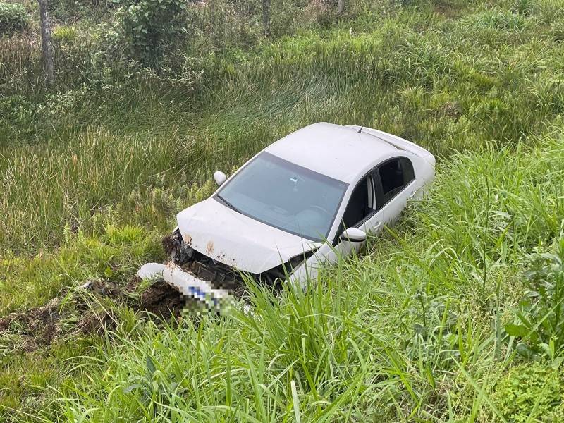 Criciúma: carro sai da pista e cai em barranco na SC-445 — foto 1