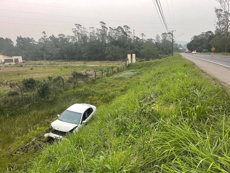 Criciúma: carro sai da pista e cai em barranco na SC-445 — foto 2