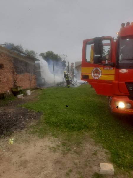 Casa de madeira é destruída por incêndio em São João do Sul — foto 1