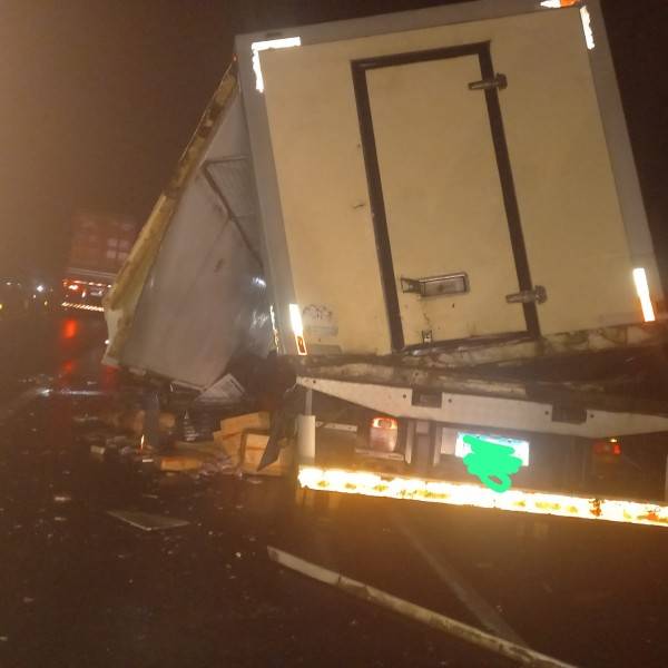 Motorista de caminhão morre após colidir contra carreta em Criciúma — foto 1