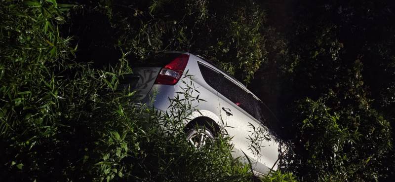 Motorista perde controle da direção e sofre saída de pista em Orleans — foto 1