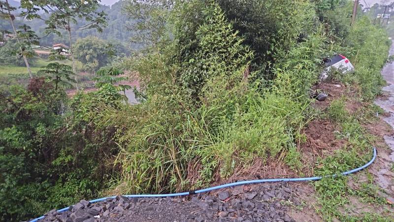 Motorista perde controle da direção e sofre saída de pista em Orleans — foto 2