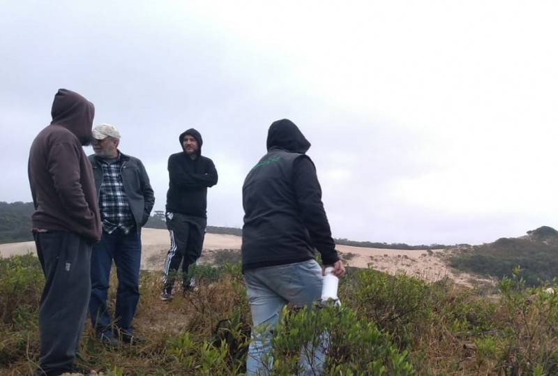 Equipes do município de Imbituba removem pilares irregulares em Área de Preservação Ambiental — foto 1
