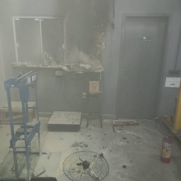 Incêndio causa danos em edificação comercial de Içara — foto 1