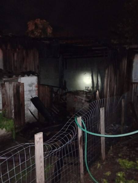 Proprietário combate incêndio em paiol em Forquilhinha — foto 1