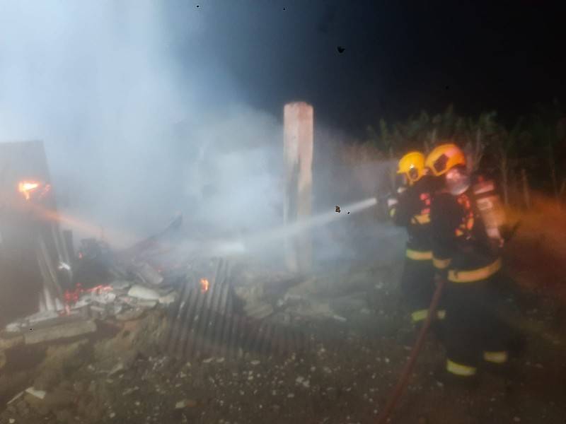 Incêndio destrói depósito de ferramentas em São João do Sul — foto 1