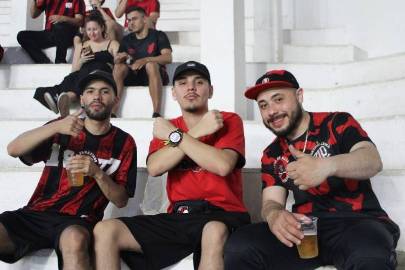 No Majestoso, torcedores do Furacão acompanham empate com o Criciúma — foto 2