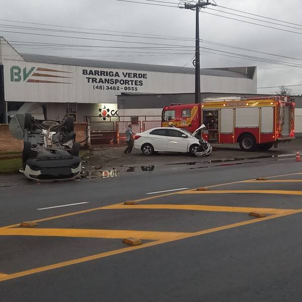 Içara: colisão entre carro e caminhonete deixa dois feridos na SC-445 — foto 1