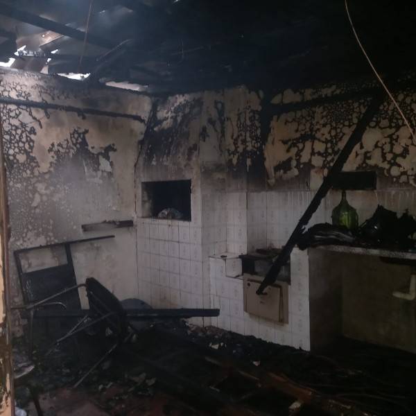 Depósito comercial é destruído por incêndio em Içara — foto 1