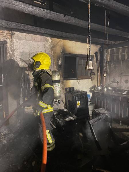 Casa é destruída por incêndio em Balneário Arroio do Silva — foto 2