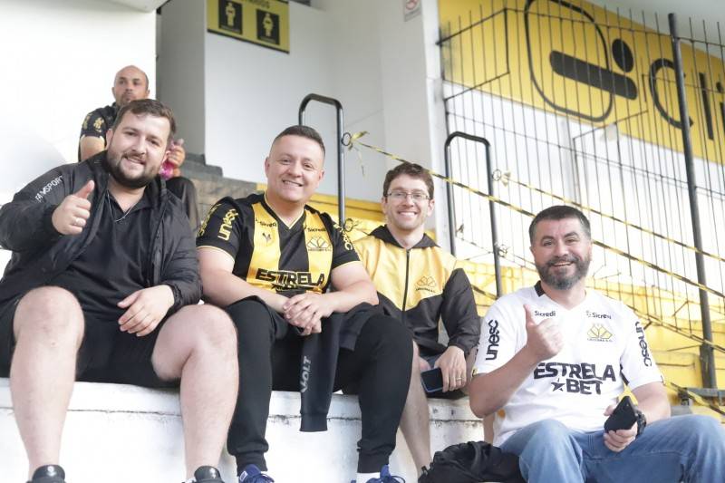 Com mais de 12 mil pessoas, torcida do Criciúma comemora vitória contra Atlético-GO — foto 2