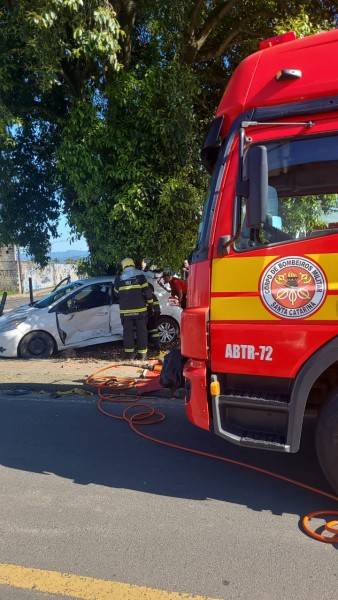 Mulher fica presa às ferragens após acidente de trânsito em Criciúma — foto 1