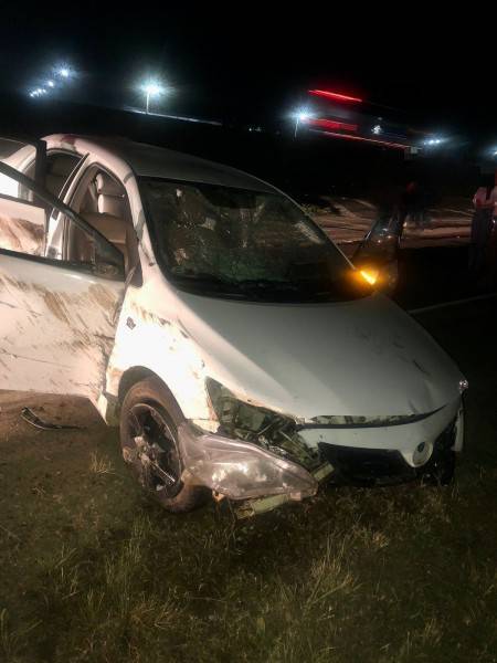 Saída de pista deixa duas pessoas feridas na BR-101 em Sangão — foto 2