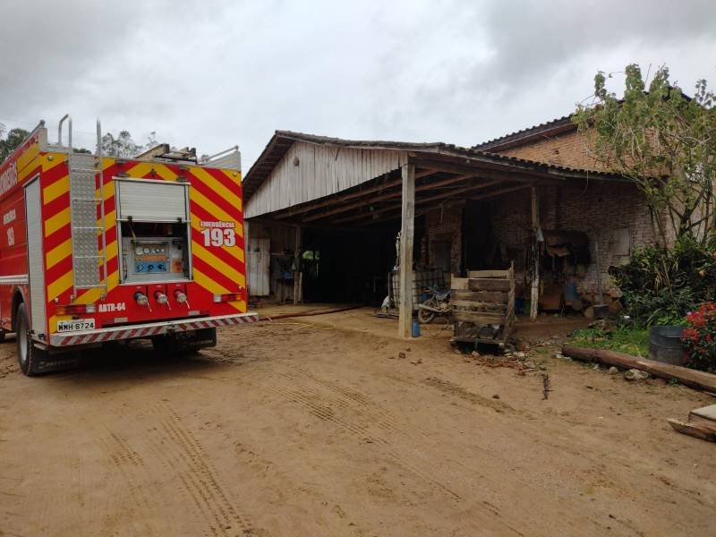 Corpo de Bombeiros combate incêndio em estufa de fumo em Orleans — foto 1