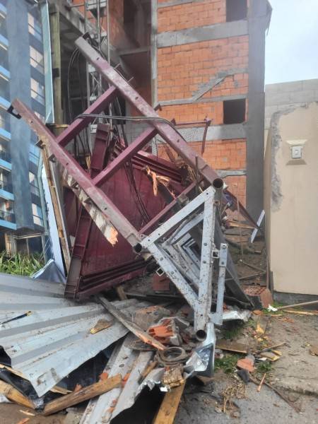 Três trabalhadores morrem após elevador de prédio em construção desabar em Imbituba — foto 1