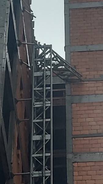 Três trabalhadores morrem após elevador de prédio em construção desabar em Imbituba — foto 2