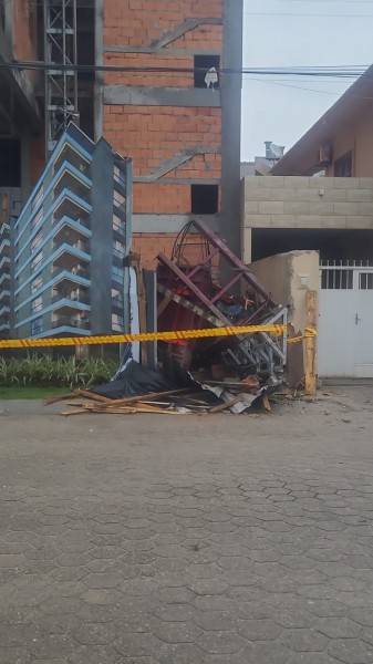 Três trabalhadores morrem após elevador de prédio em construção desabar em Imbituba — foto 3