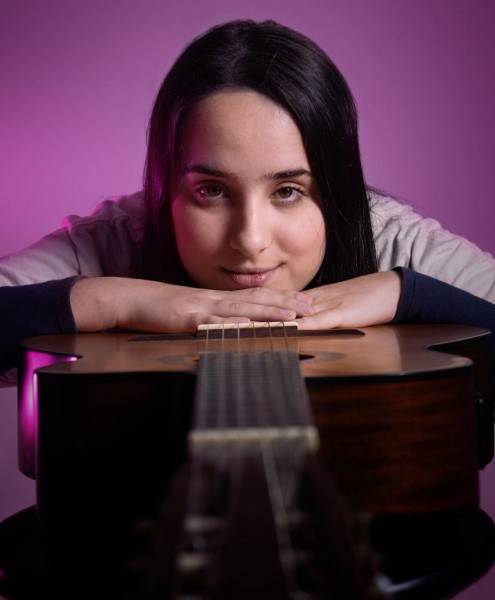 Entre acordes e aulas, Vitória Daitx transforma paixão em música — foto 3