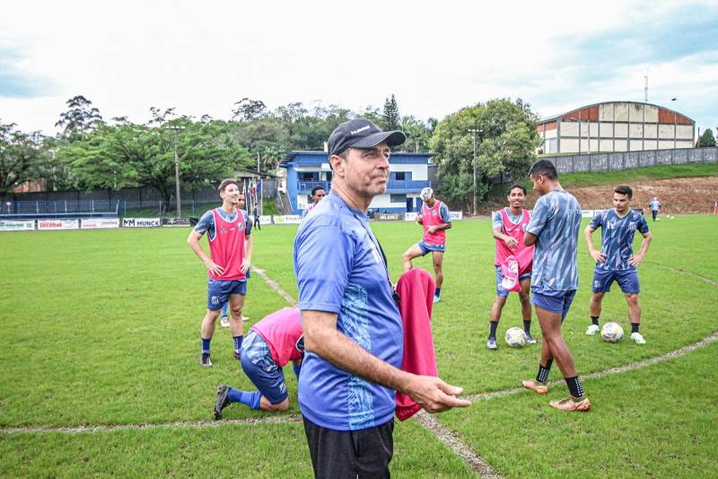 Técnico do Caravaggio comanda treino tático no estádio da Montanha — foto 1