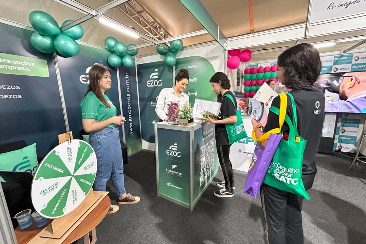 Grupo EZOS leva oportunidades à Feira da Empregabilidade da Satc — foto 1