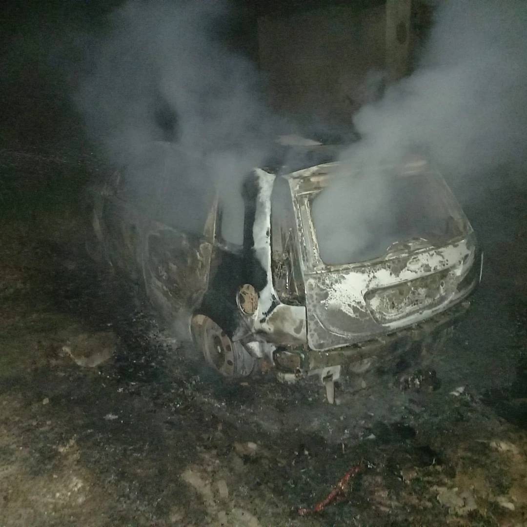 Carro é destruído por incêndio em Criciúma — foto 1