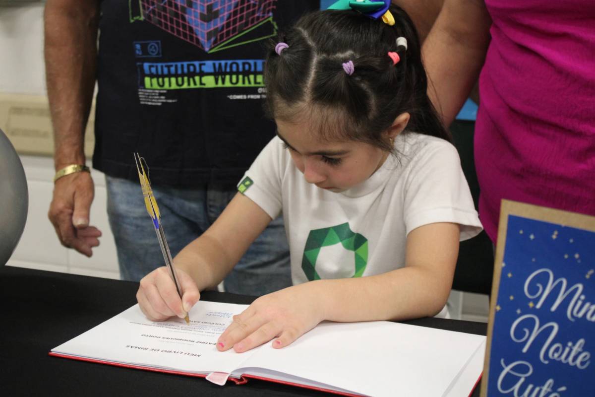 Noite de autógrafos marca lançamento de produções autorias de alunos do Colégio Satc — foto 1