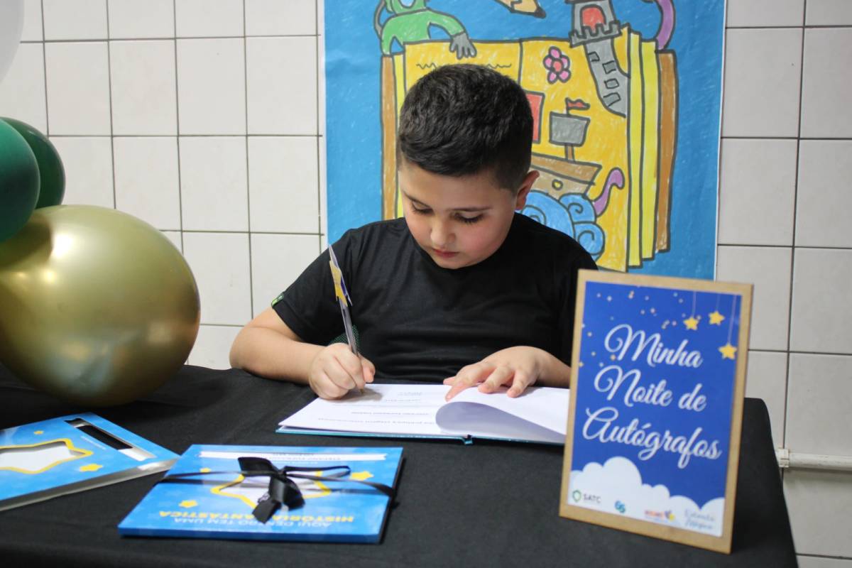 Noite de autógrafos marca lançamento de produções autorias de alunos do Colégio Satc — foto 2