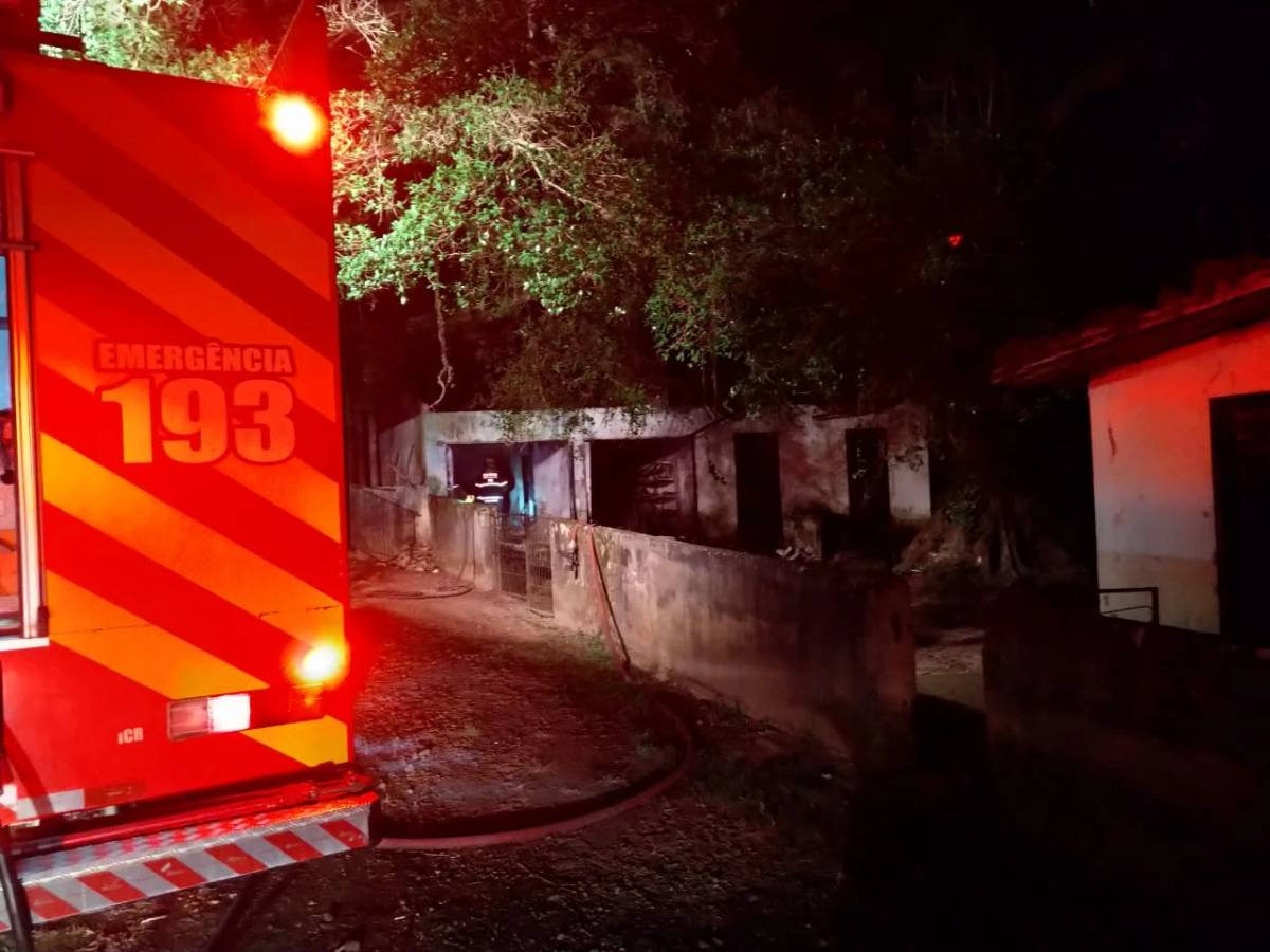Criciúma: bombeiros combatem incêndio em paiol abandonado — foto 1