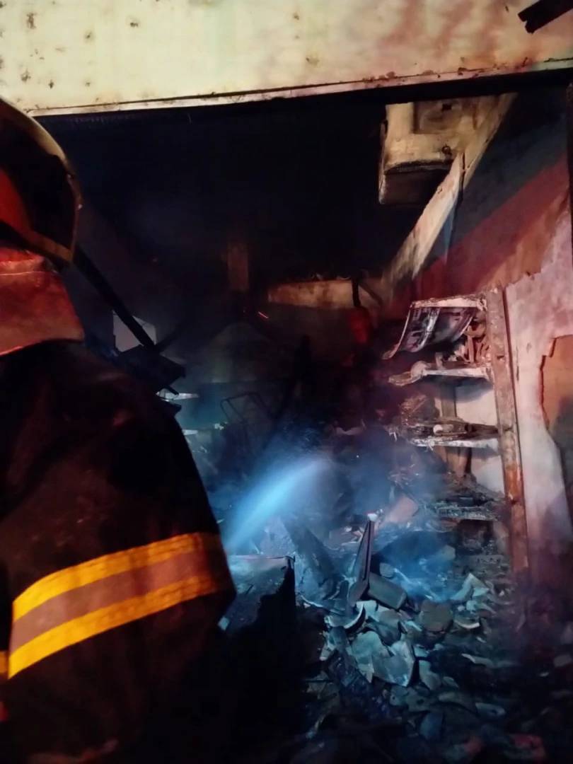 Criciúma: bombeiros combatem incêndio em paiol abandonado — foto 2