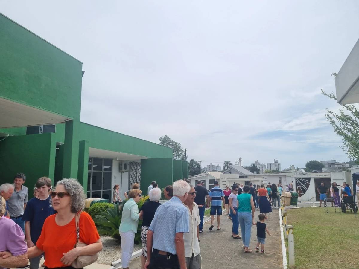 Dia de Finados: mais de 12 mil pessoas devem passar pelos cemitérios municipais de Criciúma neste sábado — foto 1