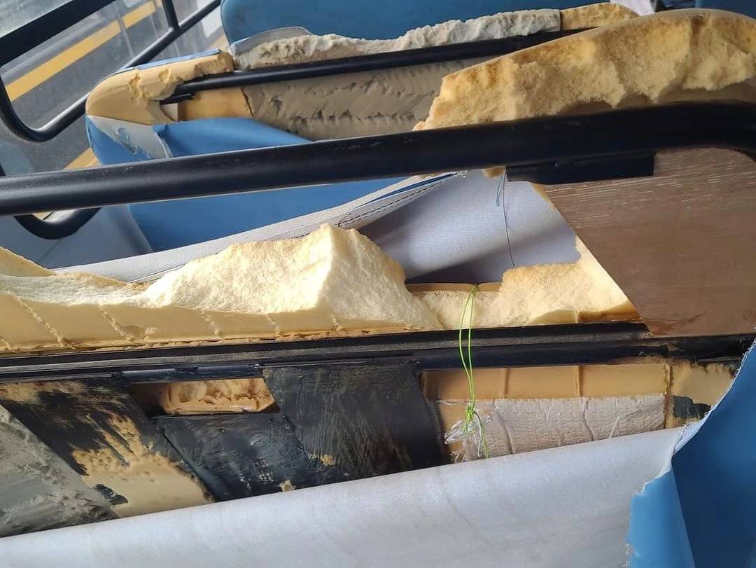 Ônibus de transporte escolar são alvos de vandalismo e depredação em Jaguaruna — foto 2