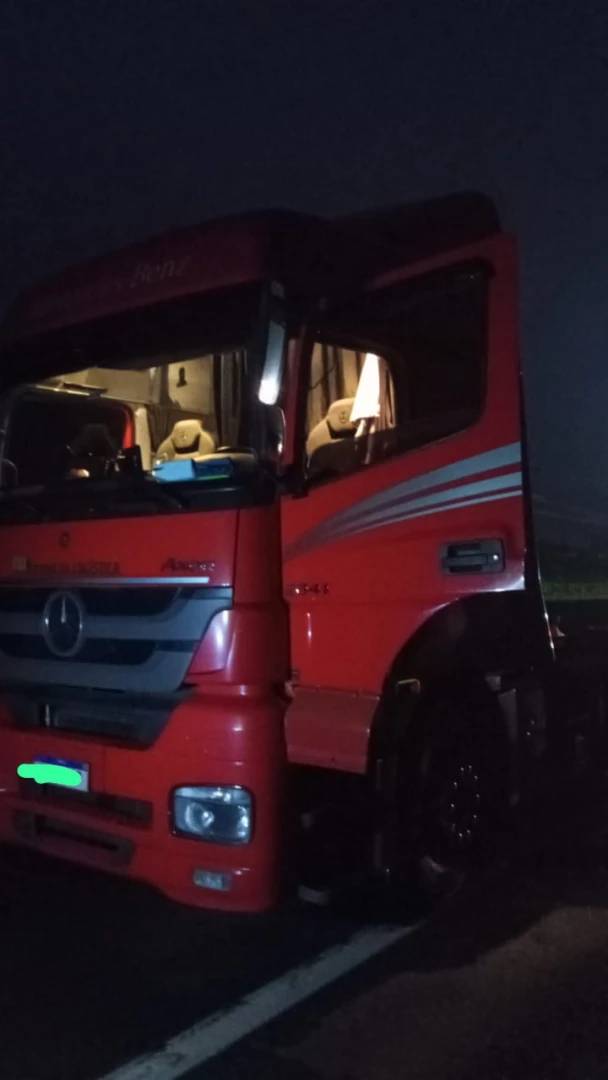 Sombrio: bombeiros combatem incêndio em caminhão baú na BR-101 — foto 1