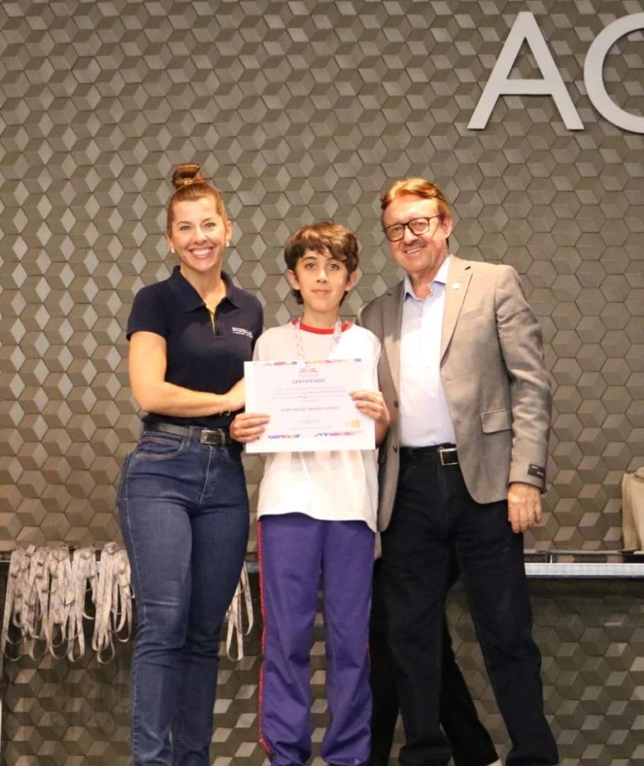 Vencedores do Prêmio Acic de Língua Portuguesa recebem as medalhas da primeira edição — foto 1