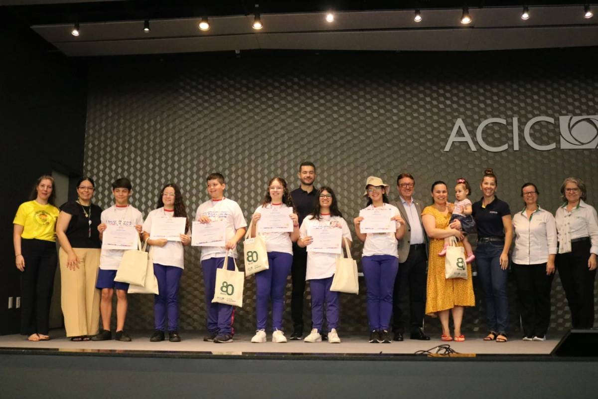 Vencedores do Prêmio Acic de Língua Portuguesa recebem as medalhas da primeira edição — foto 5
