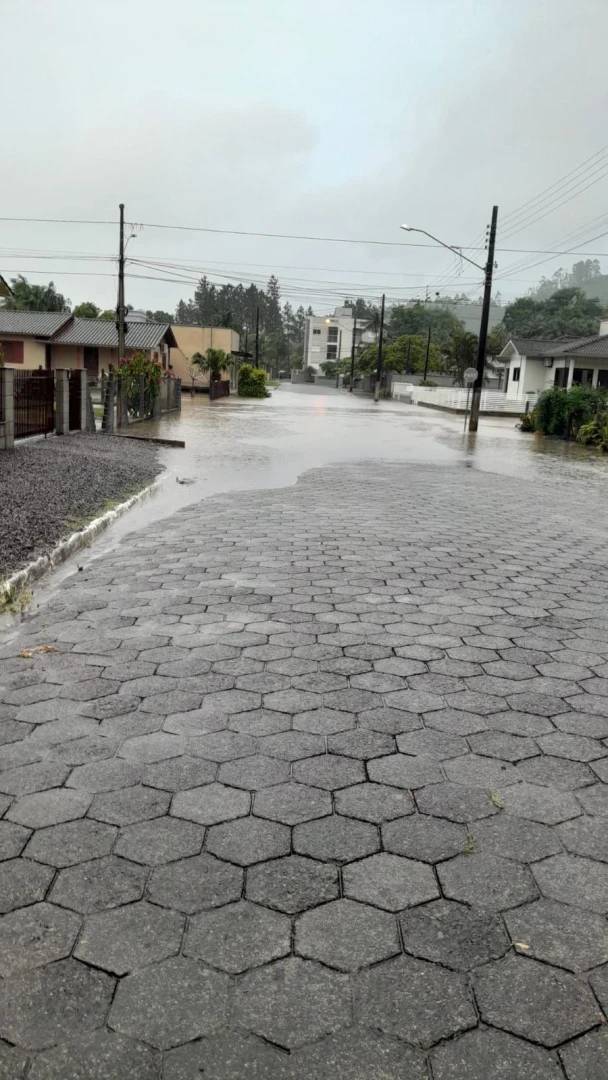 Chuva intensa deixa ruas alagadas, salas de aula inundadas e causa outros transtornos em Timbé do Sul — foto 4