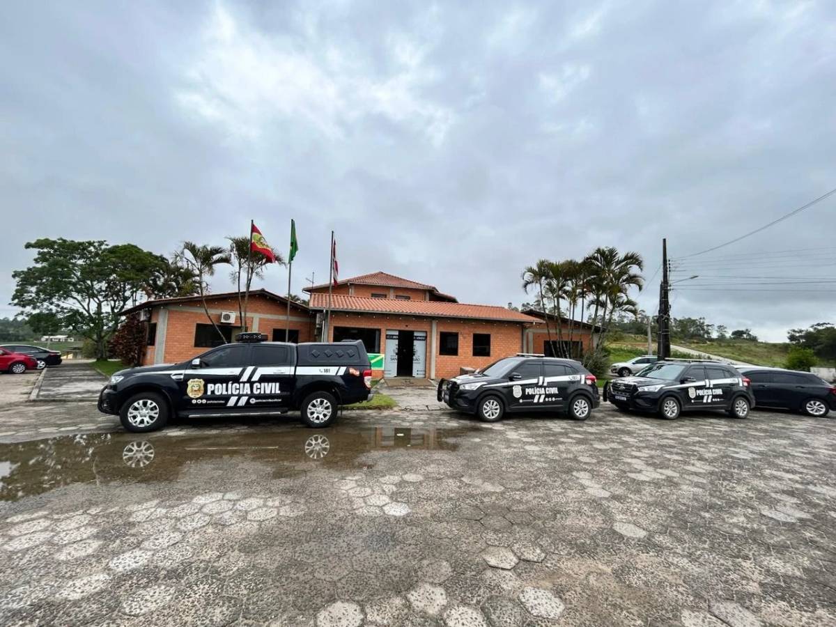 Sangão: prefeito reeleito e oito servidores são afastados do cargo — foto 5