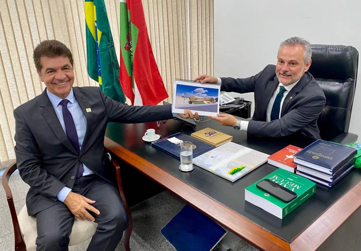 Em Brasília, Salvaro trata sobre casas militares da Praça do Congresso — foto 1