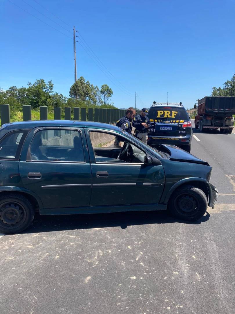 Motorista e passageiro ficam feridos em acidente na BR-101 — foto 1