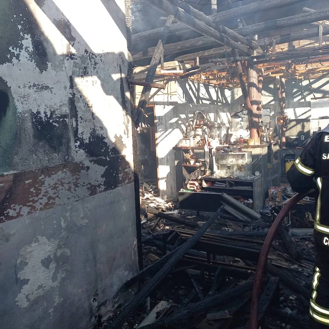 Residência é atingida por dois incêndios em Balneário Rincão — foto 1
