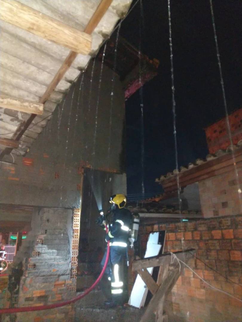Criciúma: residência tem telhado destruído por incêndio — foto 1