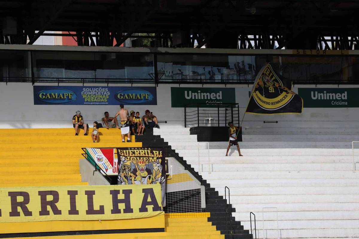 Torcida carvoeira comparece em treino aberto no Majestoso — foto 1