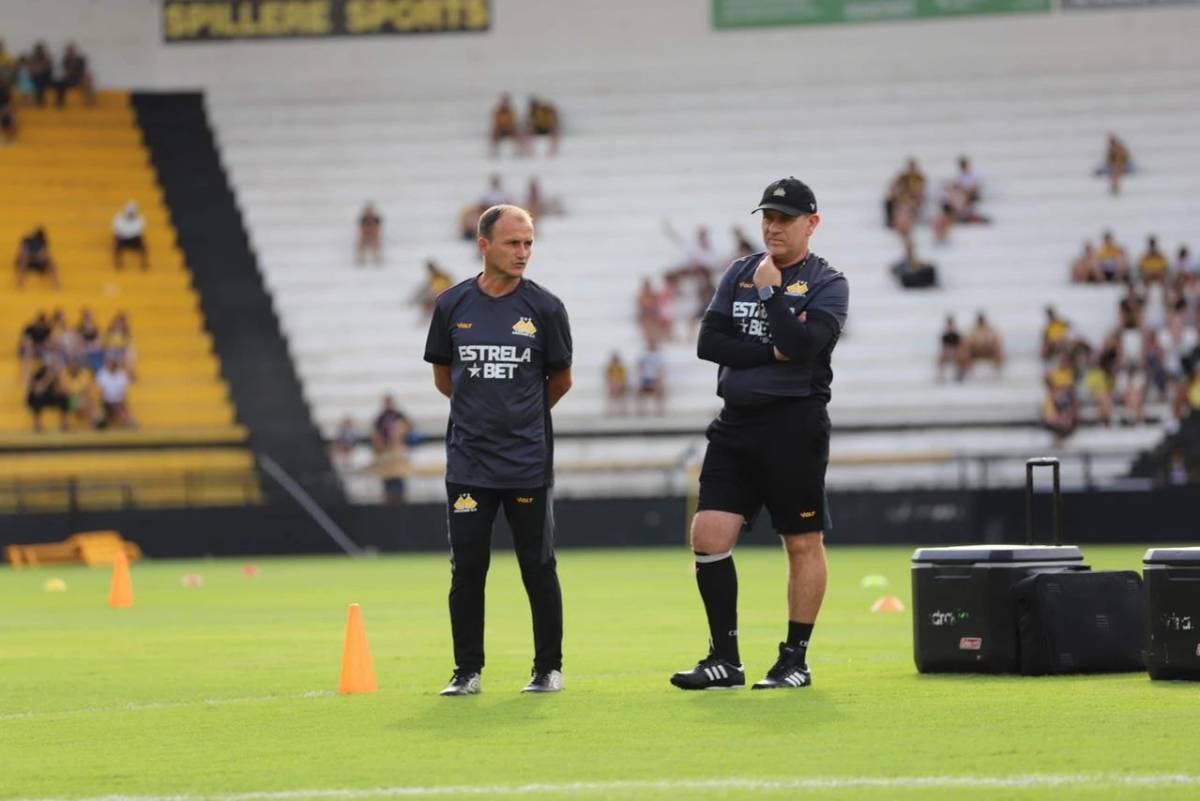 Torcida carvoeira comparece em treino aberto no Majestoso — foto 2