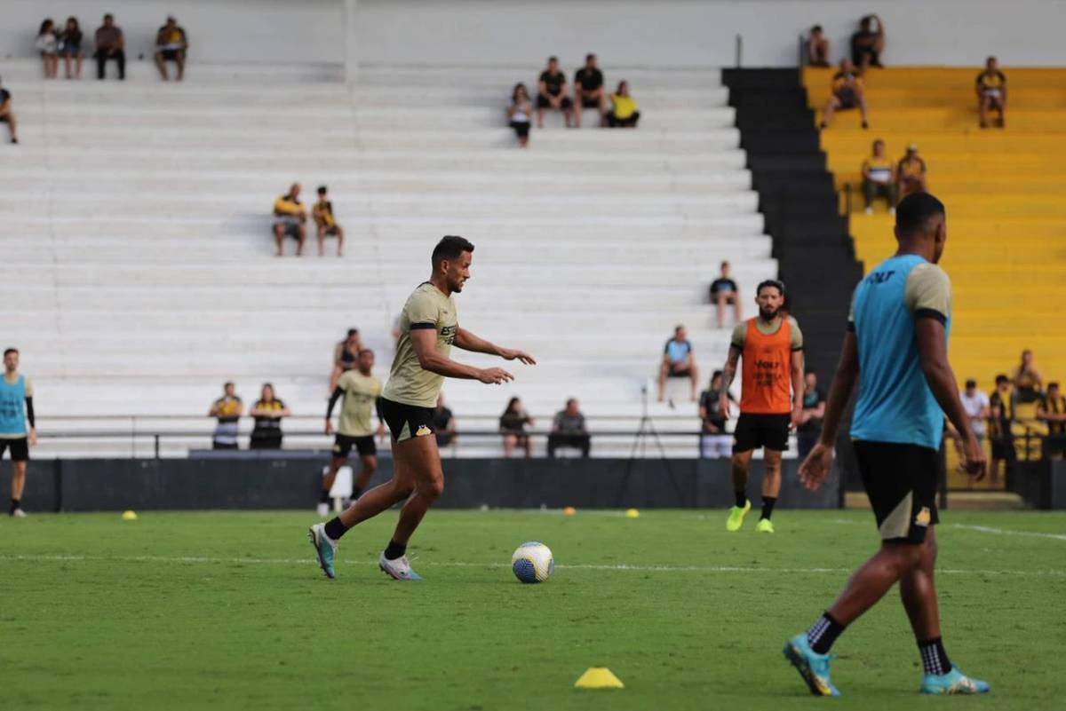 Torcida carvoeira comparece em treino aberto no Majestoso — foto 9